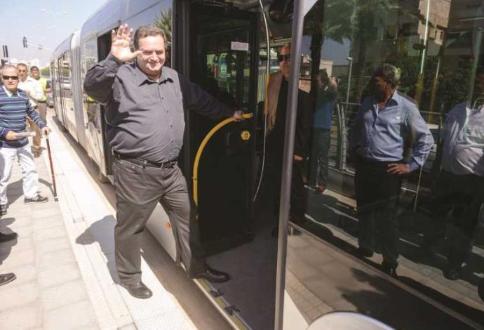 ישראל כץ נוסע במטרונית בחיפה (צילום:  מורן מעיין)