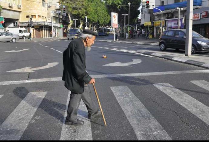 קשיש חוצה את הכביש בתל אביב (צילום:  סרג' אטאל, פלאש 90)