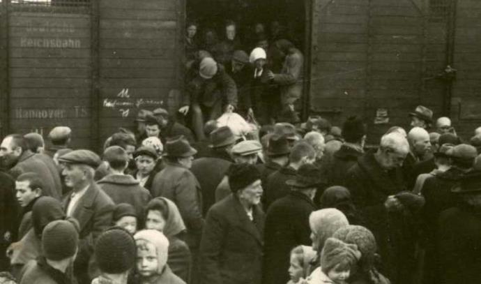 יהודים מורדים מהרכבת במחנה אושוויץ  (צילום: באדיבות יד ושם)