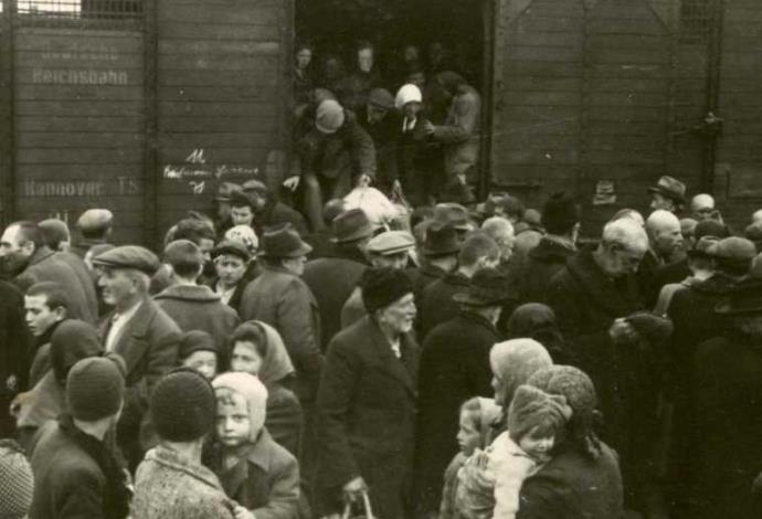 יהודים מורדים מהרכבת במחנה אושוויץ  (צילום:  באדיבות יד ושם)
