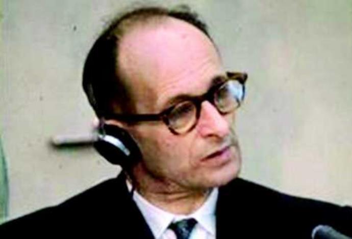 אדולף אייכמן במהלך משפטו  (צילום:  ארכיון התמונות הלאומי)