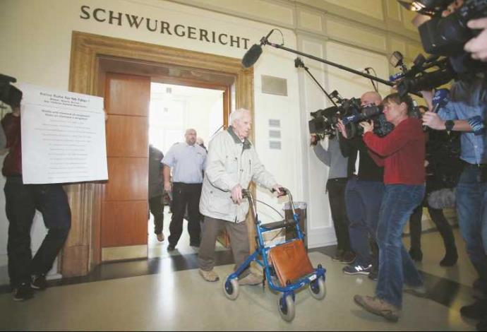 סירט ברוינס, קצין אס-אס הולנדי שהועמד לדין וזוכה, מופיע בבית משפט בגרמניה, ינואר 2014. "המתים ובני המשפחות זכאים לצדק".  (צילום:  רויטרס)