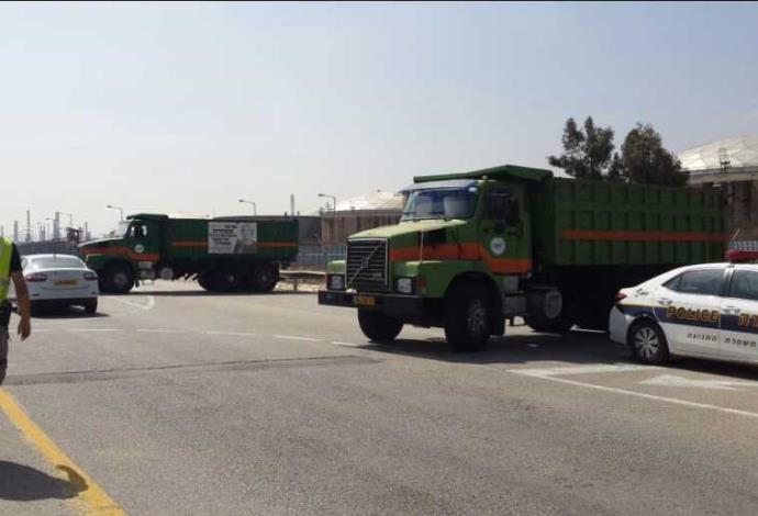 המשאיות ששלחה עיריית חיפה לחסום את המפעלים (צילום:  עיריית חיפה)