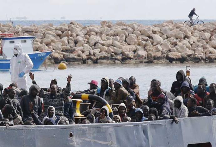 ספינות חילוץ המהגרים באיטליה (צילום:  רויטרס)