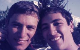 ערן אברוצקי ז"ל (מימין) שנהרג ביום הכיפורים בתמונה עם אחיו דורון אלמוג (משמאל) (צילום: אלבום משפחתי)
