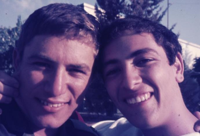 ערן אברוצקי ז"ל (מימין) שנהרג ביום הכיפורים בתמונה עם אחיו דורון אלמוג (משמאל) (צילום:  אלבום משפחתי)