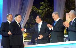 הרב אהרן ליכטנשטיין ז"ל מקבל את פרס ישראל (צילום: עמוס בן גרשום, פלאש 90)