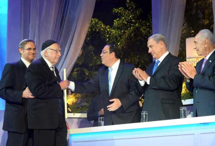 הרב אהרן ליכטנשטיין ז"ל מקבל את פרס ישראל (צילום:  עמוס בן גרשום, פלאש 90)