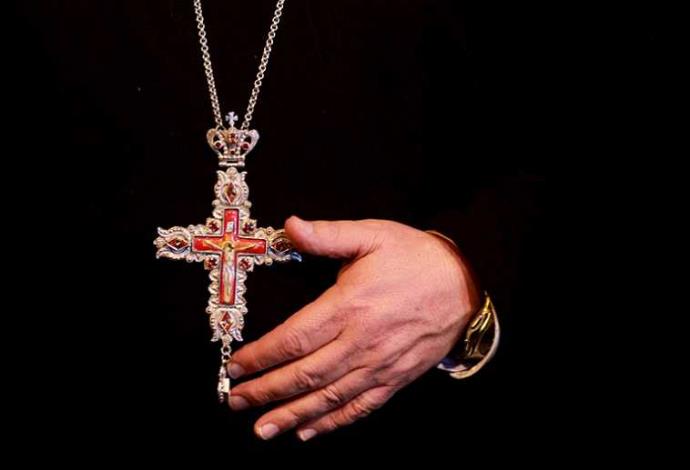 נוצרי אוחז בצלב שלו (צילום:  פלאש 90)