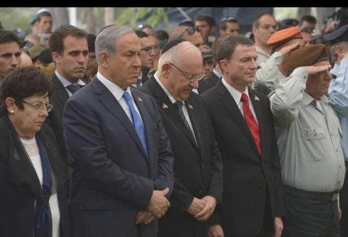 יולי אדלשטיין, ראובן ריבלין ובנימין נתניהו בטקס יום הזיכרון לחללי מערכות ישראל (צילום:  עמוס בן גרשום, לע"מ)