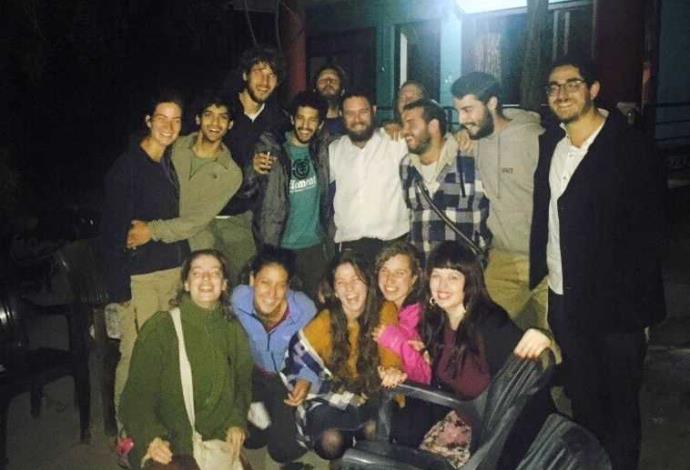 ישראלים בבית חב"ד, אחרי האסון בנפאל (צילום:  דף הפייסבוק של בית חב"ד בקטמנדו)