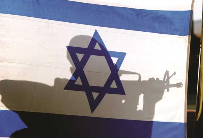 חייל צה"ל ליד דגל ישראל (צילום:  מרק ישראל סלם)