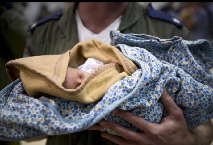 תינוק שנחת בישראל בטיסת החילוץ הראשונה מנפאל (צילום:  דובר צה"ל)