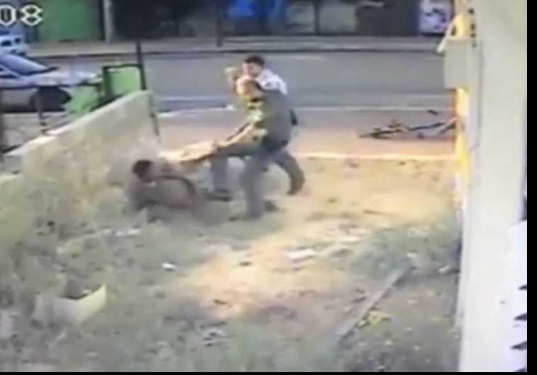 תיעוד של שוטר מכה חייל בחולון. צילום: פייסבוק