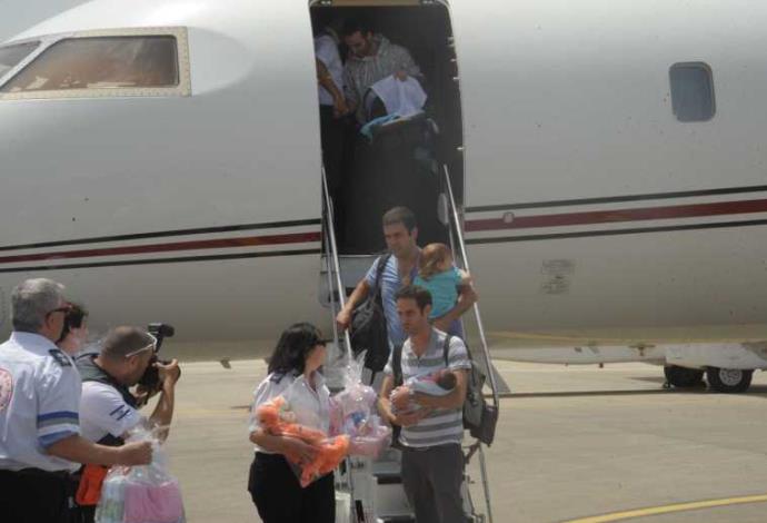 משפחות ישראליות חוזרות מנפאל (צילום:  אבשלום ששוני)