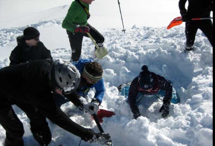חילוץ במפולת שלג (צילום:  טל ניב)