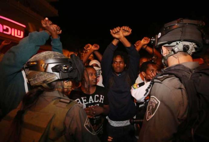 עימותים מול שוטרים בהפגנה בירושלים  (צילום:  מרק ישראל סלם)