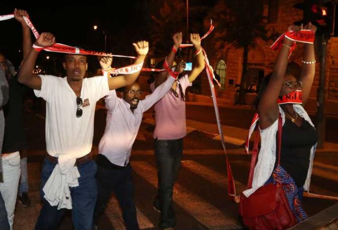 המפגינים בני העדה האתיופית צועדים בירושלים  (צילום:  מרק ישראל סלם)