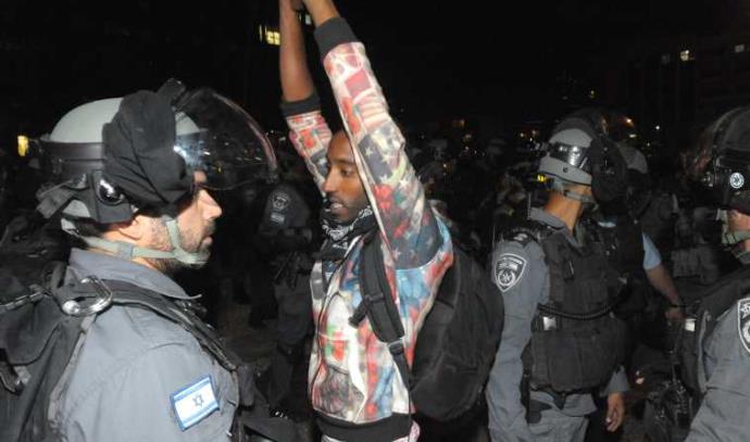 עימותים עם השוטרים (צילום: אבשלום ששוני)