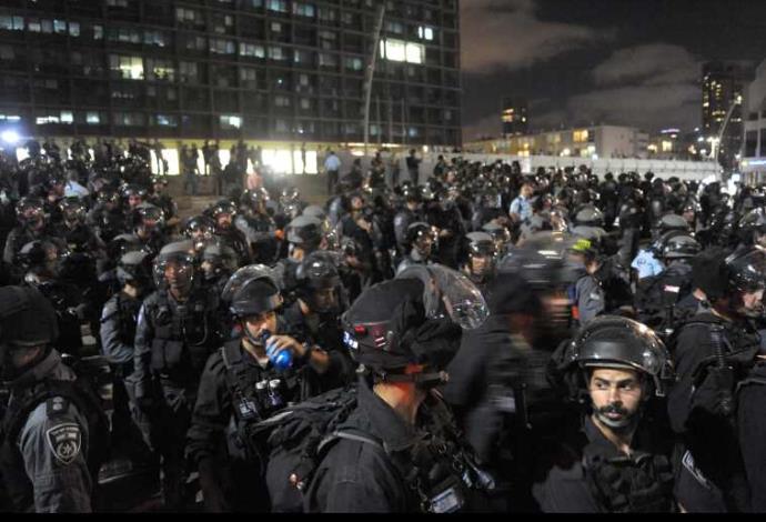 כוחות המשטרה בשטח (צילום:  אבשלום ששוני)