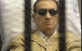 נשיא מצרים לשעבר חוסני מובארק בתא הכלא  (צילום: רויטרס)
