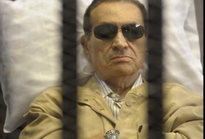 נשיא מצרים לשעבר חוסני מובארק בתא הכלא  (צילום:  רויטרס)