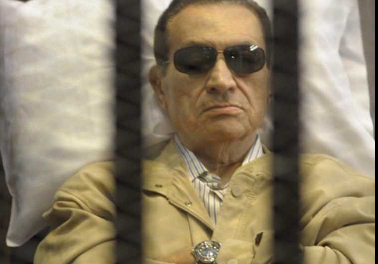 נשיא מצרים לשעבר חוסני מובארק בתא הכלא 