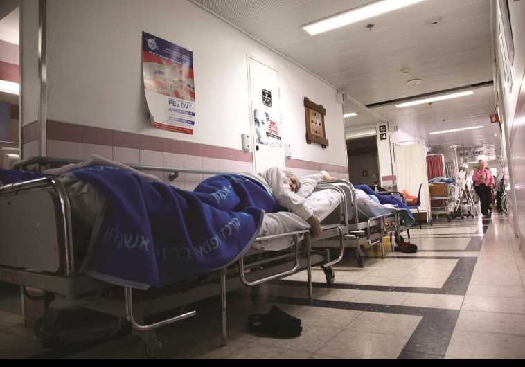 מטופלים במסדרון בית החולים. צילום: אלוני מור