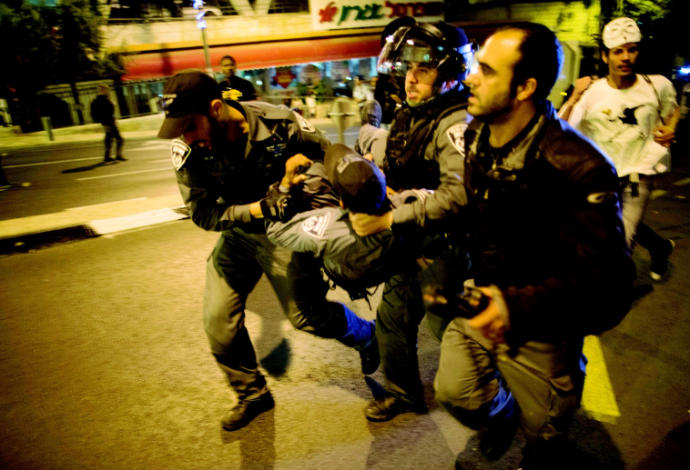 כוחות משטרה מפנים שוטר פצוע במהלך הפגנת העדה האתיופית בירושלים בחודש שעבר (צילום:  יונתן זינדל, פלאש 90)