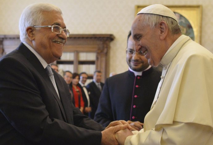 האפיפיור פרנציסקוס נפגש עם אבו מאזן בוותיקן (צילום:  רויטרס)