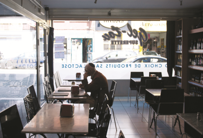 אדם אוכל במסעדה (צילום:  ג'האנה גירון, פלאש 90)