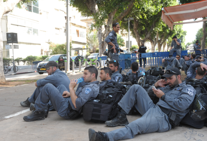 שוטרים ממתינים להפגנה בת"א (צילום:  אבשלום ששוני)