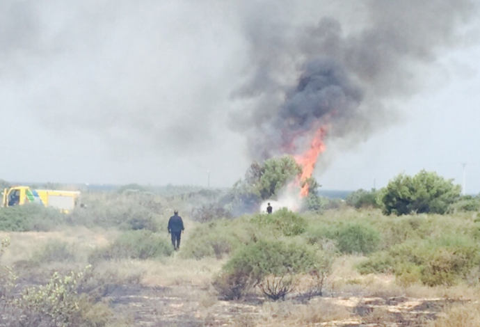 השריפה ליד בסיס לימן, מול ראש הנקרה (צילום:  דוברות כבאות זבולון חוף)