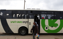 עובדים באוטובוס לפלסטינים בלבד (צילום: רויטרס)