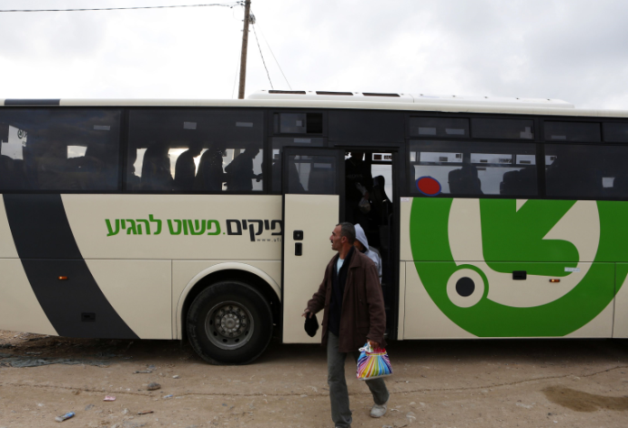 עובדים באוטובוס לפלסטינים בלבד (צילום:  רויטרס)