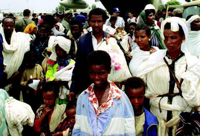 נחיתת עולי אתיופיה בישראל במבצע שלמה (צילום:  צביקה ישראלי, לע"מ)