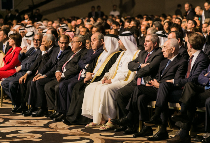 הנשיא פרס עם מנהיגים ערביים בוועידה עולמית בירדן  (צילום:  WEF)