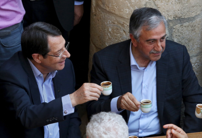 מנהיגי קפריסין הטורקית והיוונית שותים קפה (צילום:  רויטרס)
