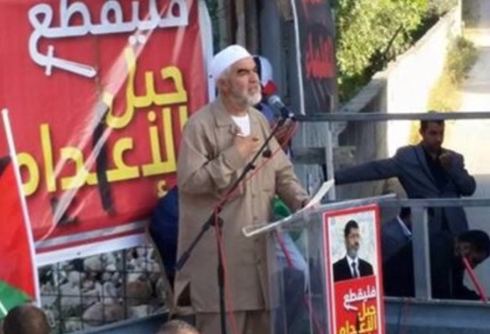 שייח ראאד סלאח, בהפגנה של התנועה האסלאמית לשחרור מורסי (צילום:  התנועה האסלאמית)