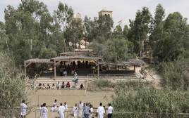 מתפללים משני צדי הירדן (צילום: empowered21)