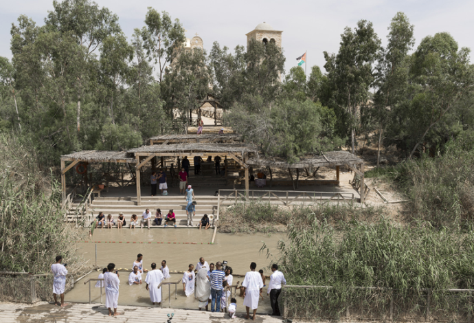 מתפללים משני צדי הירדן (צילום:  empowered21)