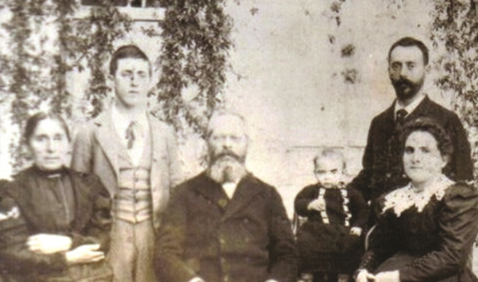 זאב אברמוביץ' ובני משפחתו (צילום: באדיבות המשפחה)