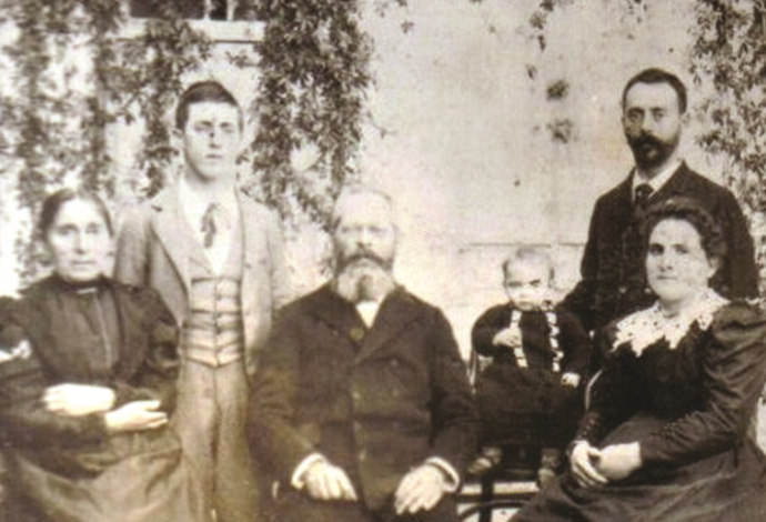 זאב אברמוביץ' ובני משפחתו (צילום:  באדיבות המשפחה)