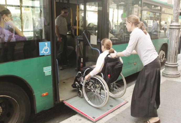 אוטובוס נגיש לאנשים עם מוגבלויות, ארכיון (למצולמות אין קשר לנאמר בכתבה) (צילום:  מרק ישראל סלם)
