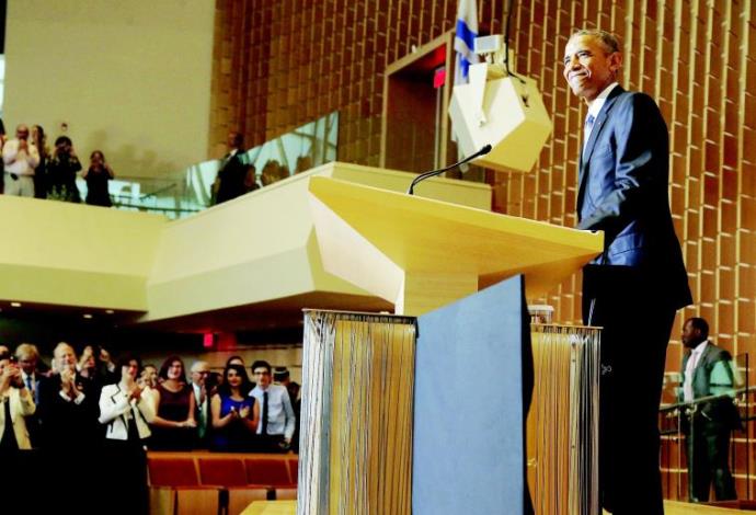 ברק אובמה בבית הכנסת 'עדת ישראל' (צילום:  רויטרס)
