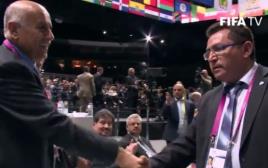 עופר עיני לוחץ יד לג'יבריל רג'וב בקונגרס פיפ"א (צילום: יוטיוב)