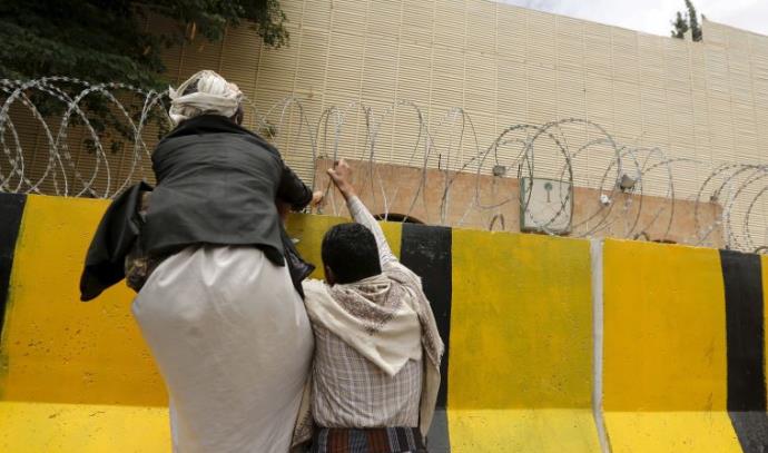 המורדים החות'ים מסתערים על שגרירות ערב הסעודית (צילום: רויטרס)