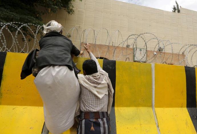 המורדים החות'ים מסתערים על שגרירות ערב הסעודית (צילום:  רויטרס)