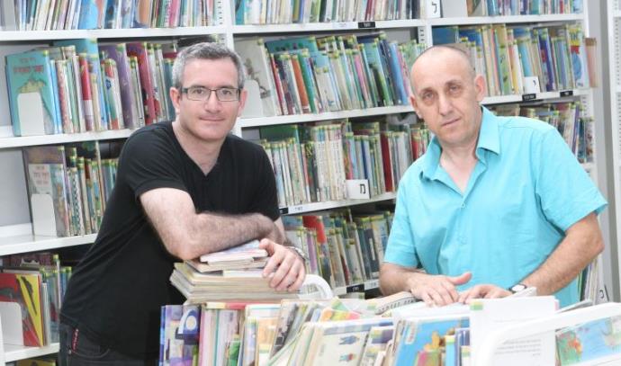 רון ניסל מילר (מימין) וירון גולדפרב בספרייה  (צילום: דני מרון)