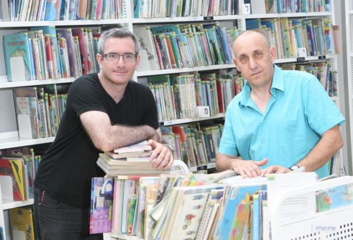 רון ניסל מילר (מימין) וירון גולדפרב בספרייה  (צילום:  דני מרון)